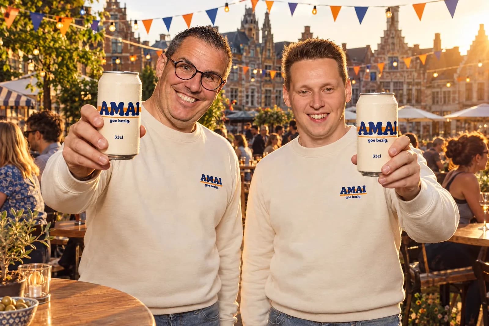 AI-foto van dezelfde twee gasten op een zonnig terras, in AMAI-truien met een AMAI-blikje in de hand