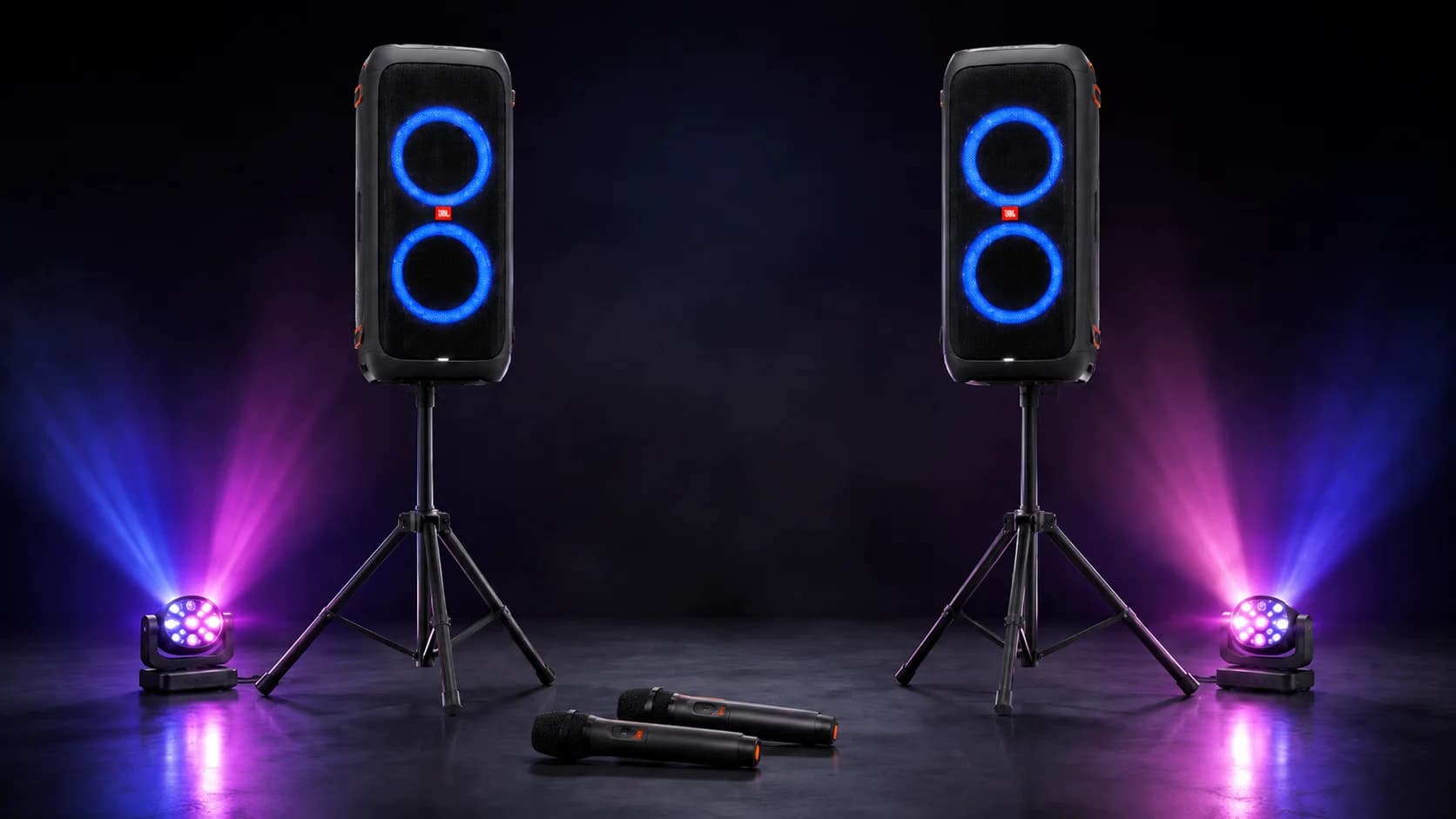De complete Feestpakket-set: twee JBL PartyBox 310's op statief, twee draadloze micro's en twee PartyLight Beams