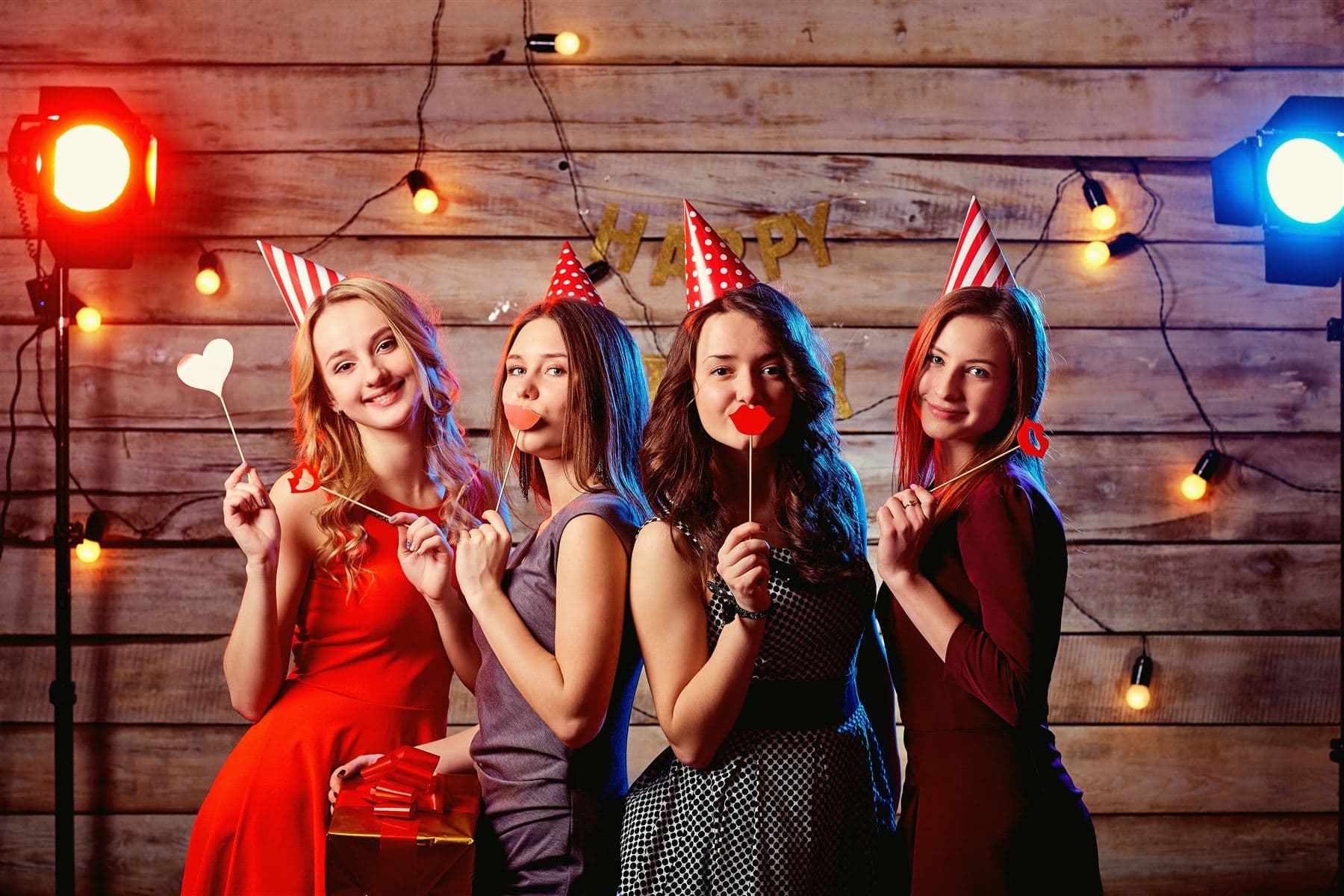 Dansend feest bij avondlicht