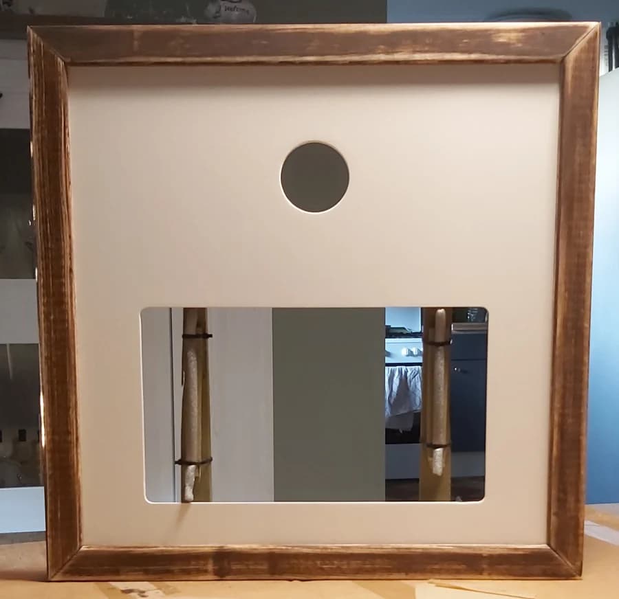 Het houten kader rond de frontplaat