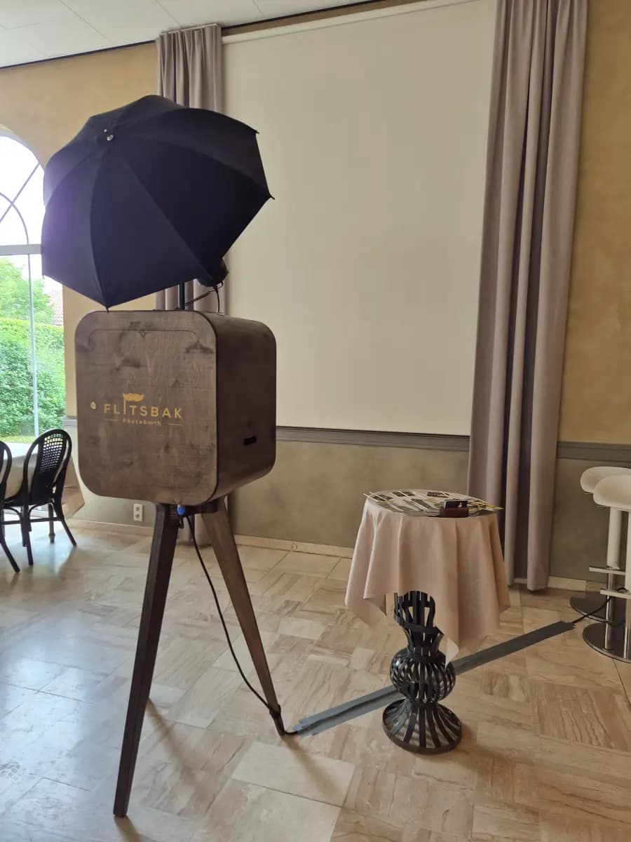 Sfeerbeeld van de Flitsbak photobooth met gasten in De Vlaschaard