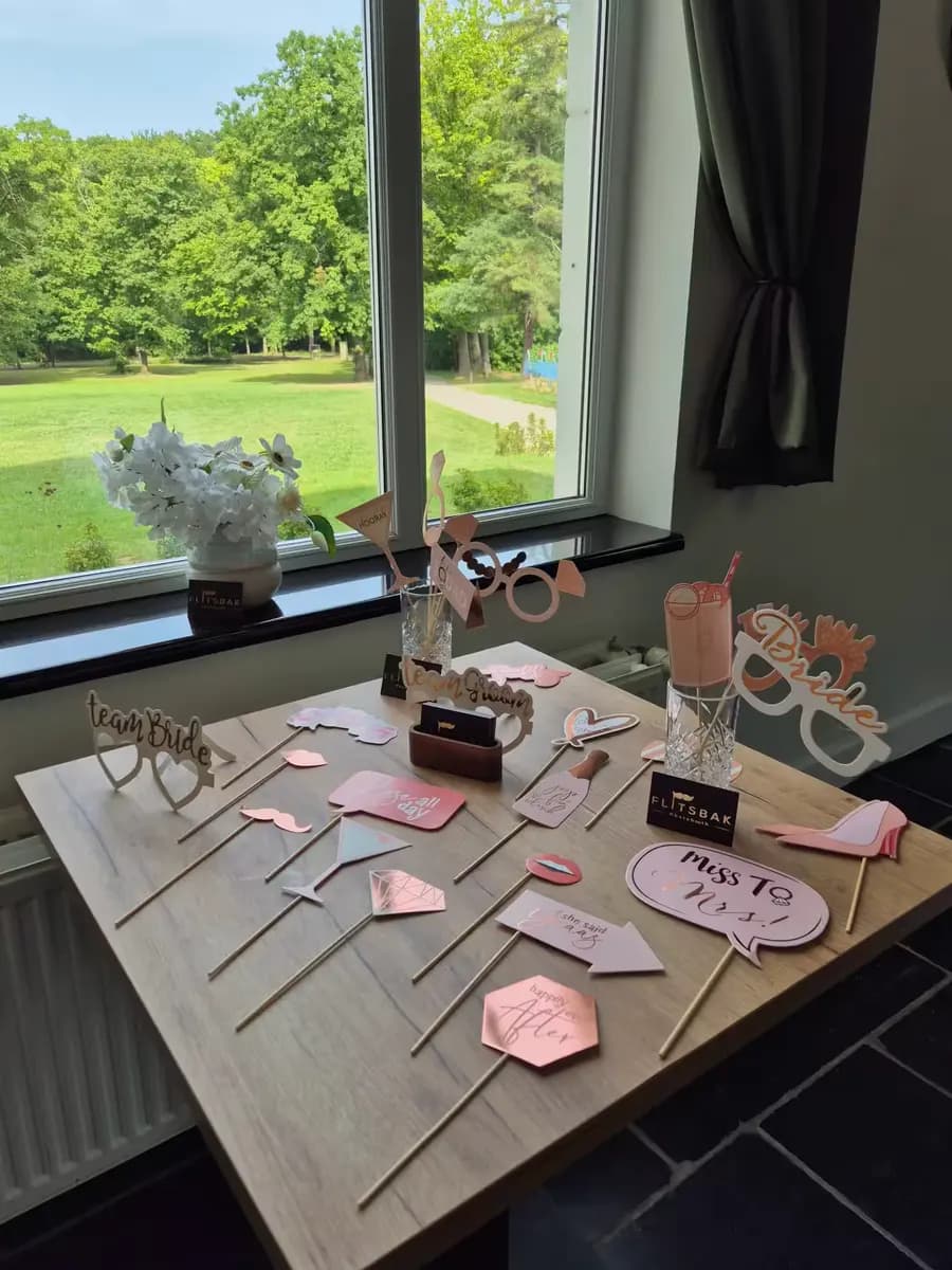 Leuke photobooth-accessoires voor trouwgasten in Kasteel Haksberg