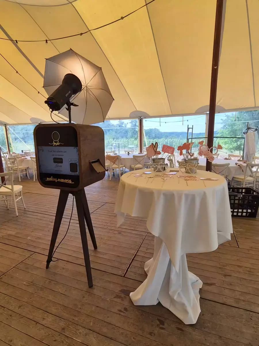 Overzicht van de photobooth-opstelling met achtergrond en verlichting in Kasteel Haksberg