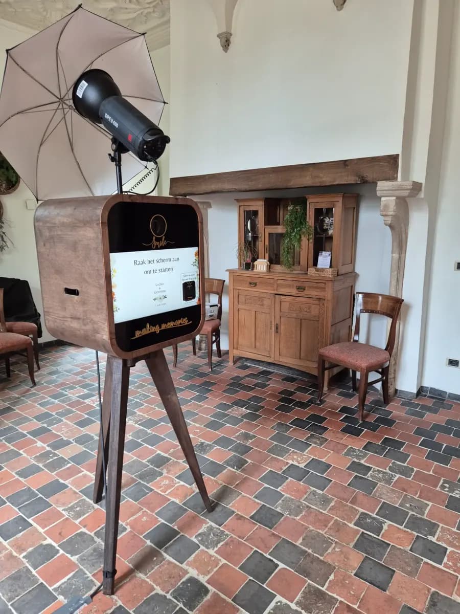 Bruiloftsgasten maken plezier met photobooth props bij Hof van Riemen