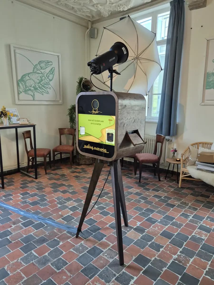 Gasten poseren voor Flitsbak photobooth in Hof van Riemen