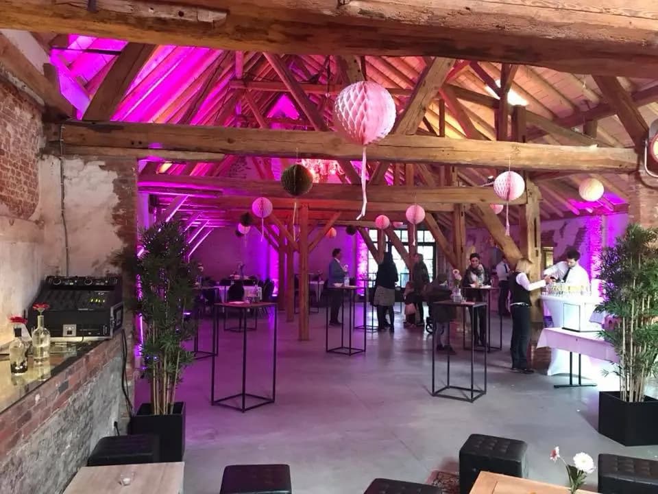 Overzicht van de feestzaal in Prinsenhof Herenthout, ideaal voor trouwfeesten met photobooth