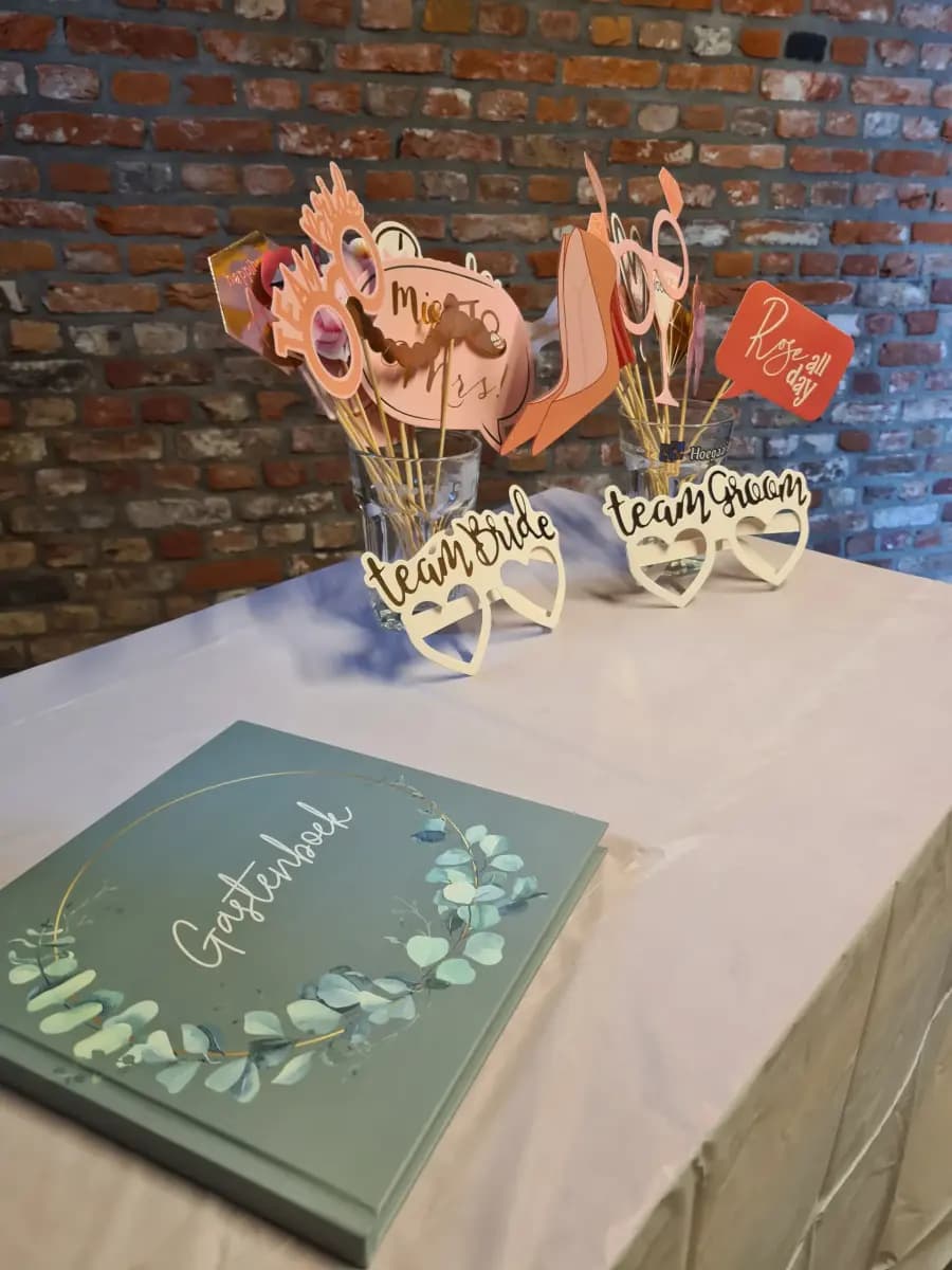 Gasten poseren met feestelijke props in de photobooth bij Prinsenhof
