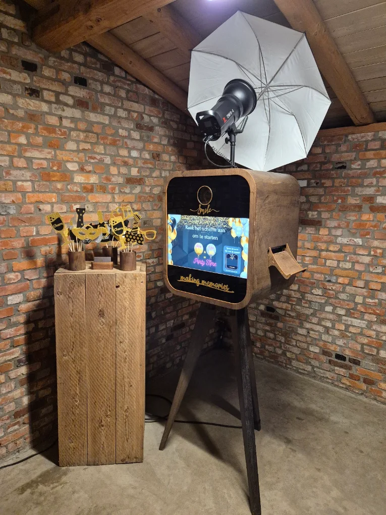 Flitsbak-photobooth tegen een bakstenen muur