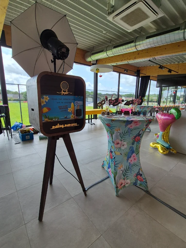 Flitsbak-photobooth naast een tropische statafel