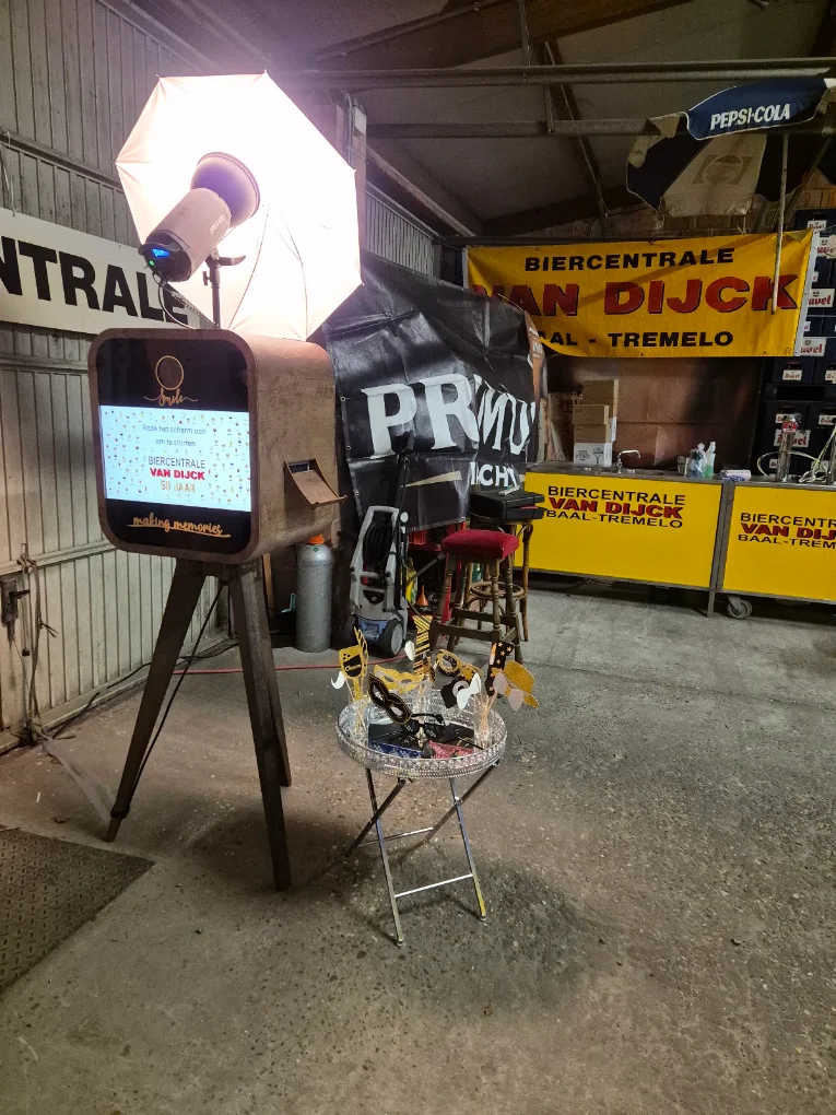 Flitsbak-photobooth op een bedrijfsfeest in de loods