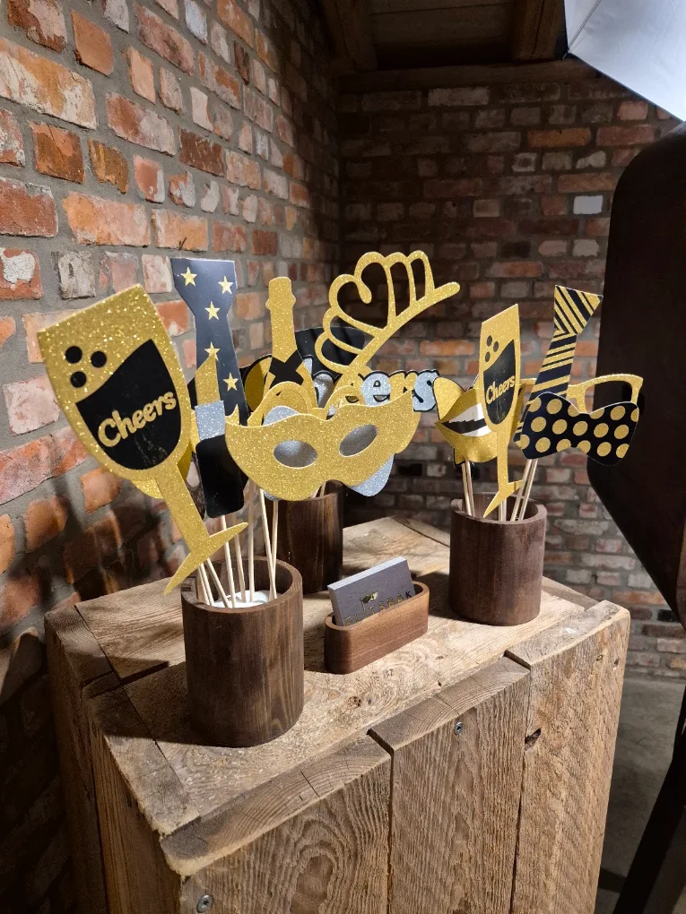 Gouden feestprops op houten blokken