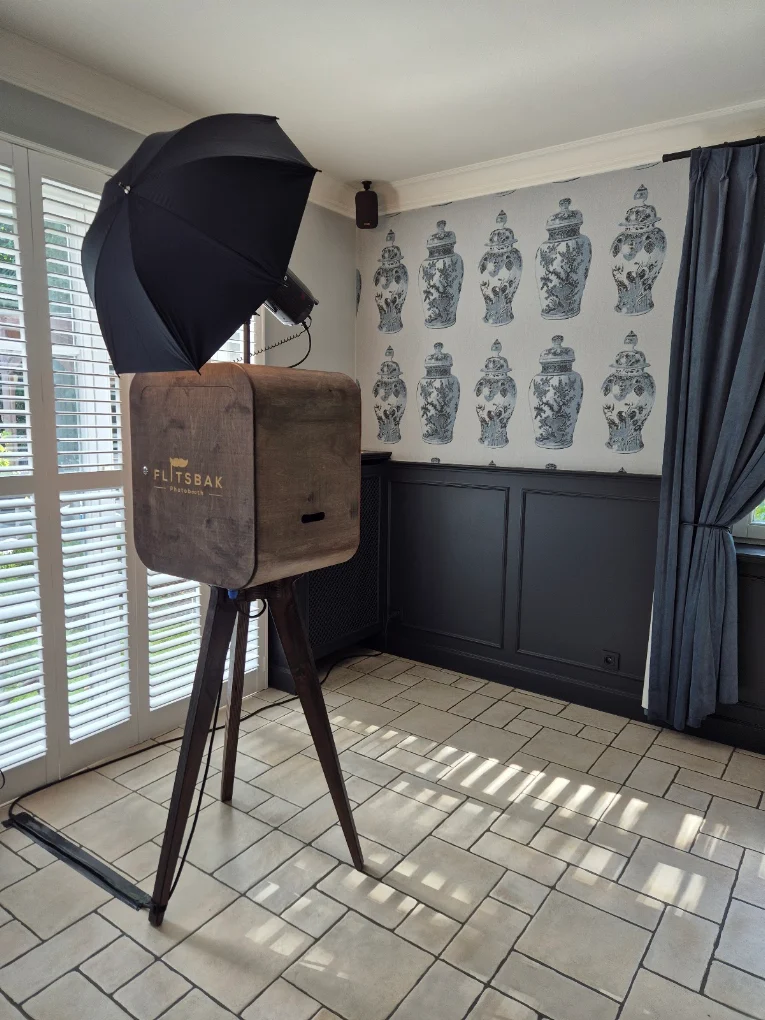 Flitsbak-photobooth in een intieme donkere hoek