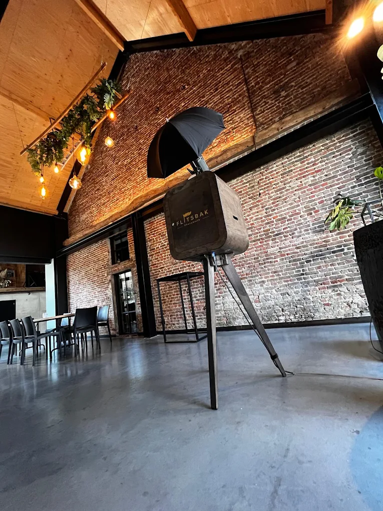Flitsbak-photobooth in een grote schuurzaal