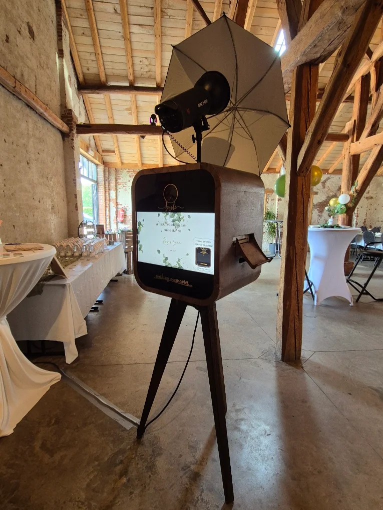Flitsbak-photobooth in een lichte zaal met houten balken