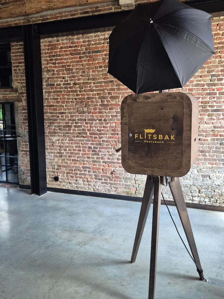 Flitsbak-photobooth tegen een bakstenen gevel