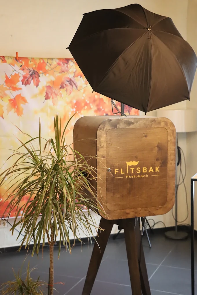 Flitsbak-photobooth met herfst-backdrop