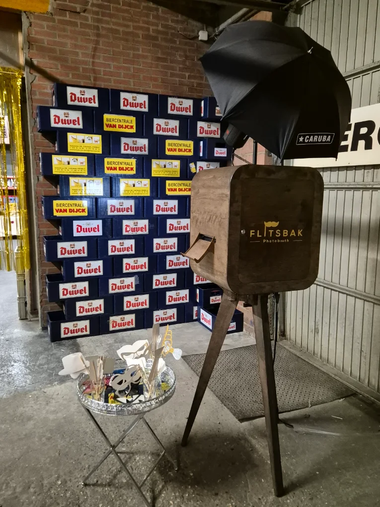 Flitsbak-photobooth voor een muur van bierbakken op een bedrijfsfeest