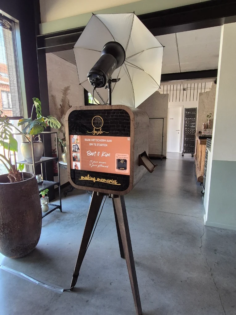 Flitsbak-photobooth in een lichte woonruimte