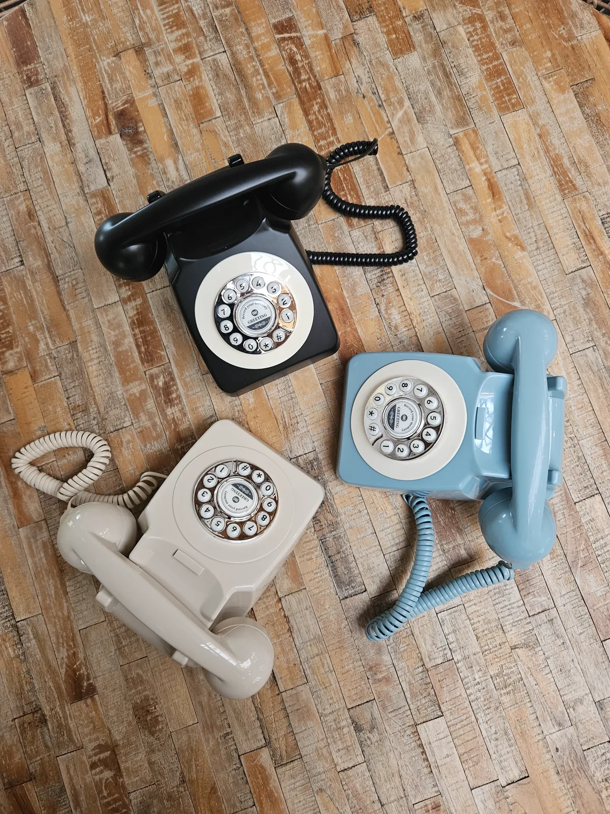 De drie trouwfoons — zwart, beige en blauw — van bovenaf