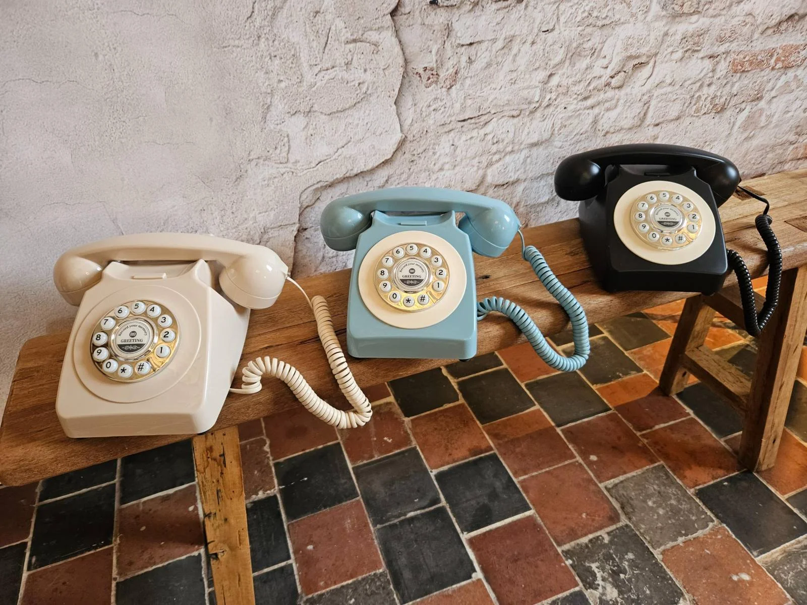 Drie trouwfoons in beige, blauw en zwart